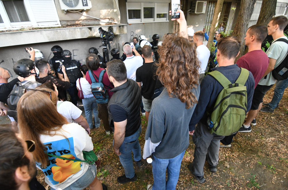 Oglasio se MUP: Uhapšeni osumnjičeni za napad na policajca i sprečavanje tužioca da uđe u zgradu suda