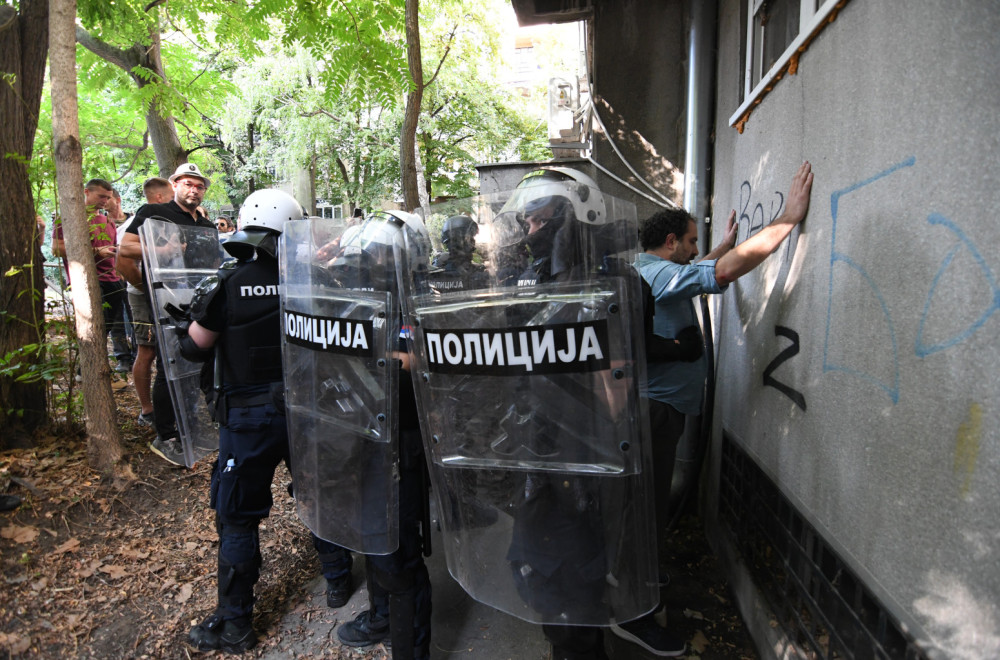 Oglasio se MUP: Uhapšeni osumnjičeni za napad na policajca i sprečavanje tužioca da uđe u zgradu suda