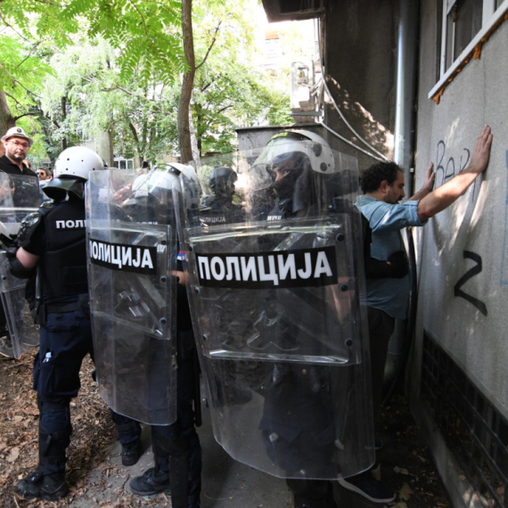 Oglasio se MUP: Uhapšeni osumnjičeni za napad na policajca i sprečavanje tužioca da uđe u zgradu suda