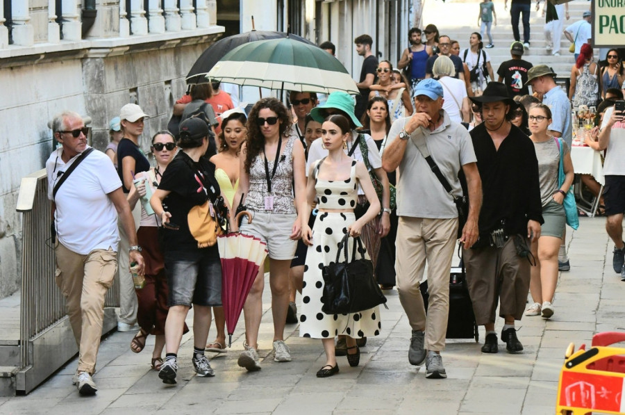 Snimanje serije Emili u Parizu na Jadranu prekinuto zbog smrti na setu