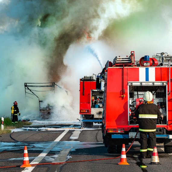Zapalio se kamion koji prevozi Tesle – požar progutao gotovo sva vozila na prikolici VIDEO