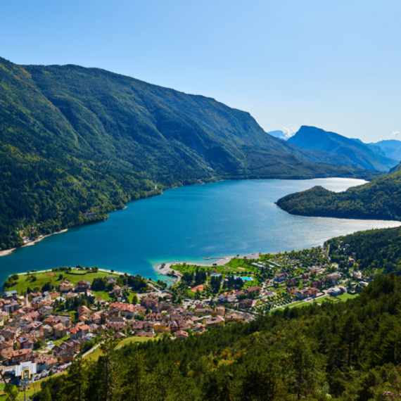 Proglašena najlepšom plažom Italije za 2025: Raj u srcu Dolomita koji oduzima dah FOTO