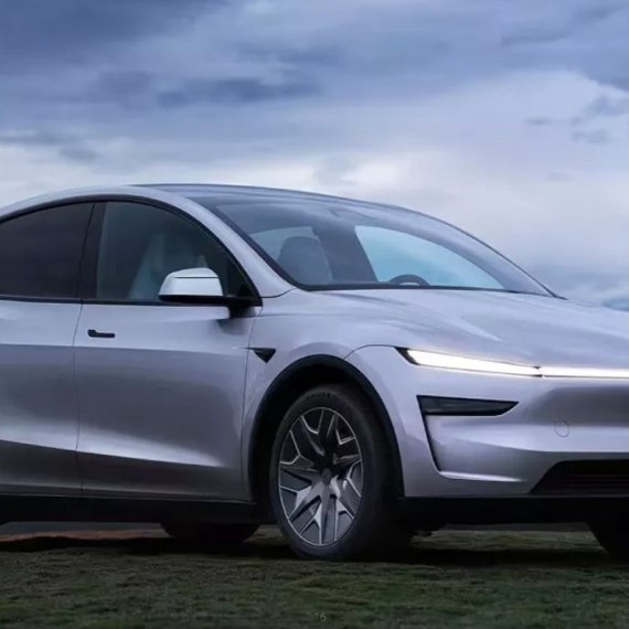 Tesla Model Y postaje duži i skuplji uz novu konfiguraciju sa šest sedišta FOTO