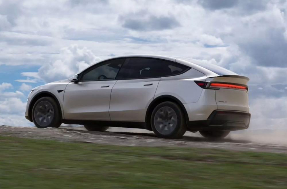 Tesla Model Y postaje duži i skuplji uz novu konfiguraciju sa šest sedišta FOTO