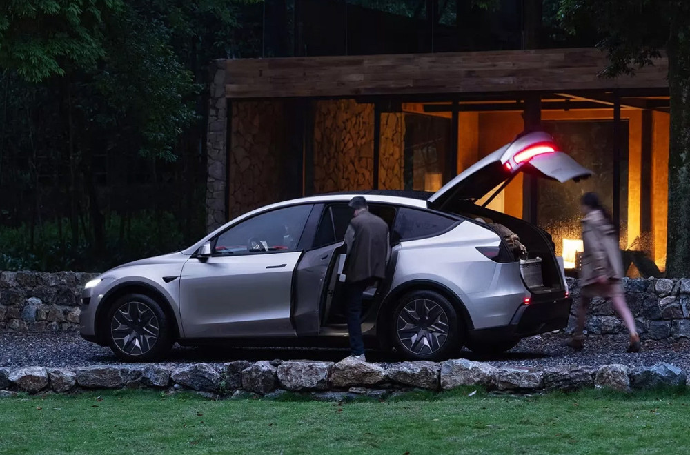 Tesla Model Y postaje duži i skuplji uz novu konfiguraciju sa šest sedišta FOTO