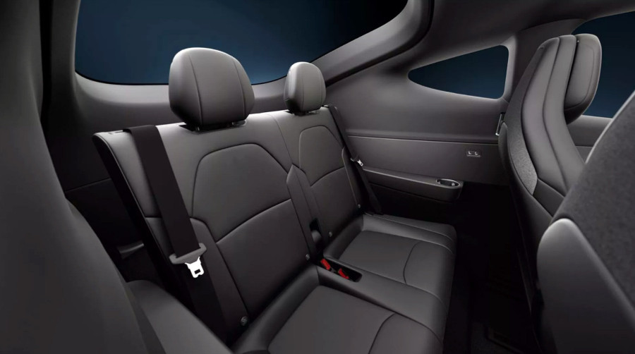 Tesla Model Y postaje duži i skuplji uz novu konfiguraciju sa šest sedišta FOTO