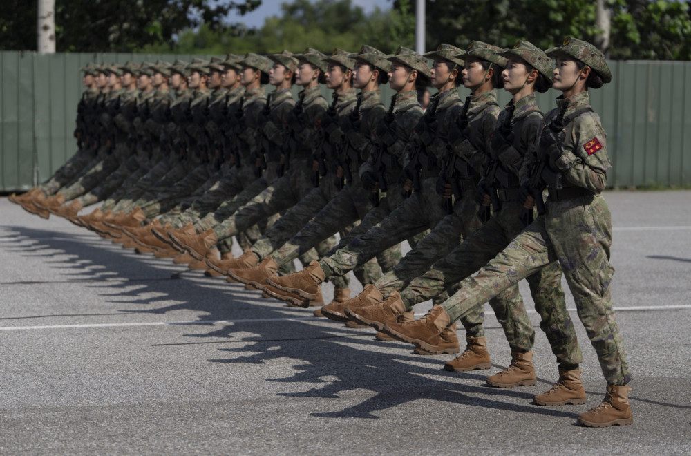 Tenkovi su na ulicama, hiljade vojnika spremno za marš FOTO/VIDEO