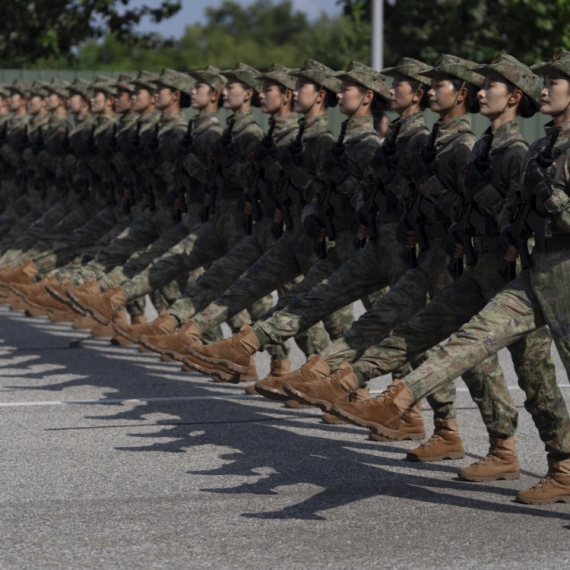 Tenkovi su na ulicama, hiljade vojnika spremno za marš FOTO/VIDEO