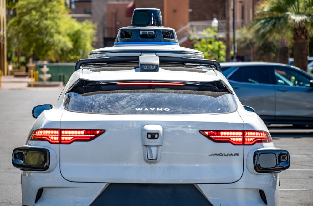 Nevolje u raju: Tri robotaksija potpuno blokirala ulicu VIDEO