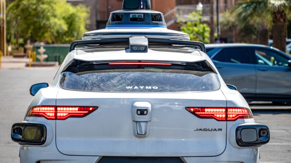 Nevolje u raju: Tri robotaksija potpuno blokirala ulicu VIDEO