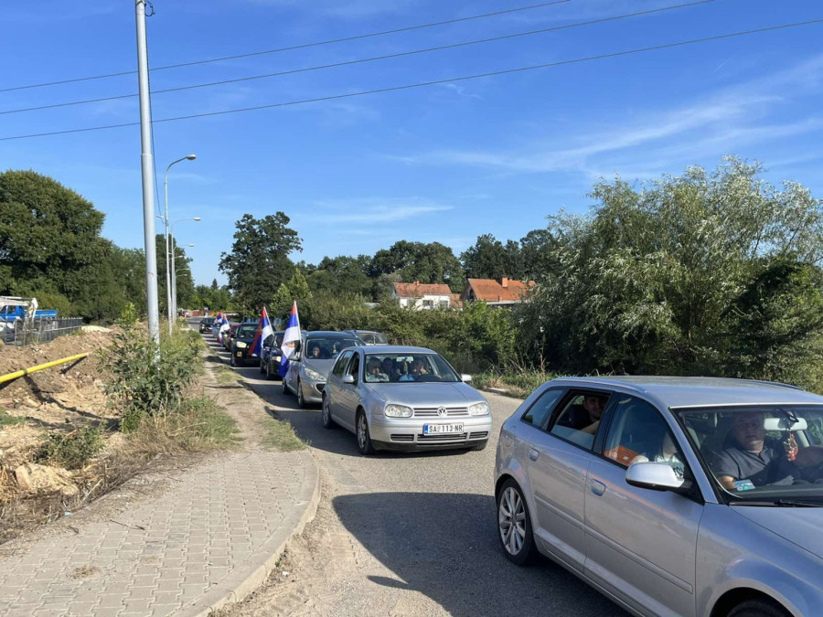 I Vladimirci krenuli na skup protiv blokada; Kolone automobila i srpske zastave FOTO