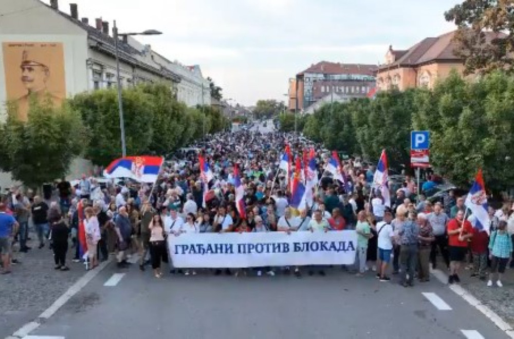 Neverovatan broj okupljenih u Zrenjaninu; Video govori više od 1.000 reči; Građani ustali protiv blokada VIDEO
