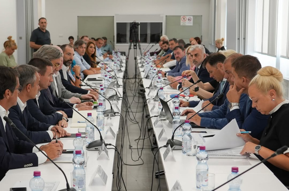 Mali sa trgovcima o ekonomskim merama: "Marže u najvećim trgovinskim lancima biće ograničene na najviše 20%"