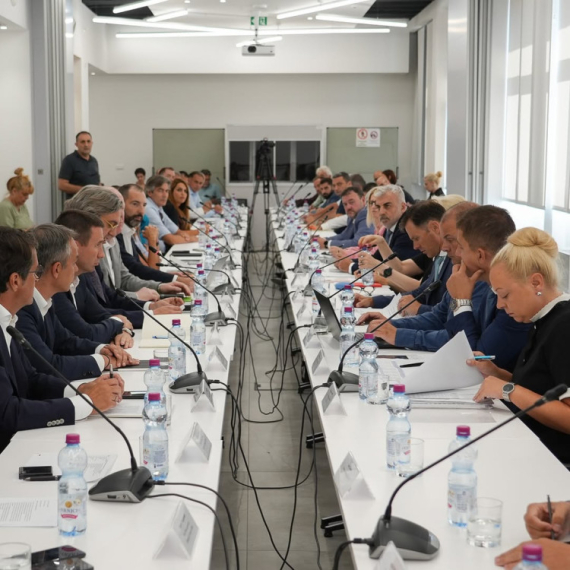 Mali sa trgovcima o ekonomskim merama: "Marže u najvećim trgovinskim lancima biće ograničene na najviše 20%"