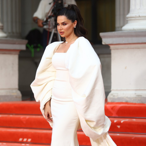 S luksuzne jahte na crveni tepih: Zanosna Crnogorka očarala u belom FOTO