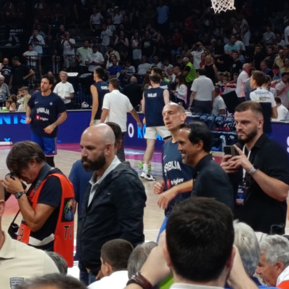 Slavni NBA trener gleda Srbiju i Sloveniju u Areni VIDEO
