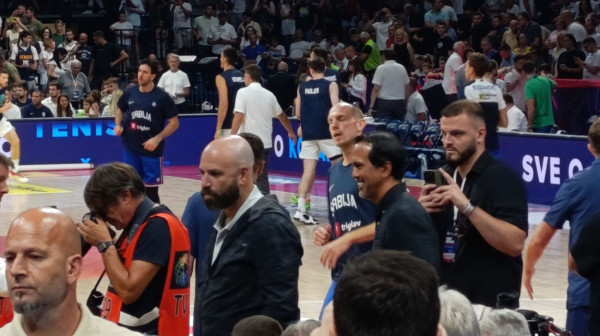 Slavni NBA trener gleda Srbiju i Sloveniju u Areni VIDEO