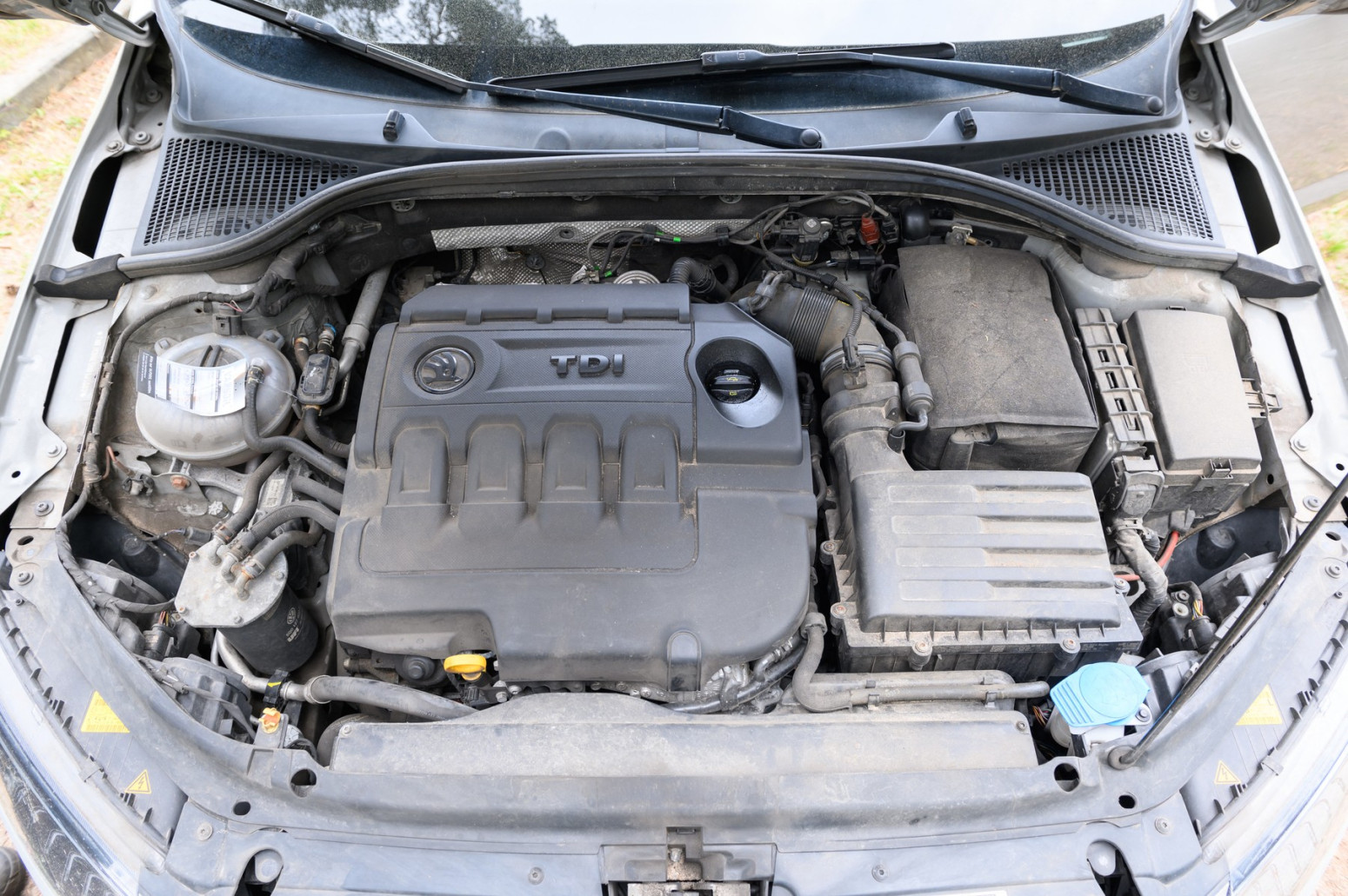 Čemu služi poklopac na motoru automobila?
