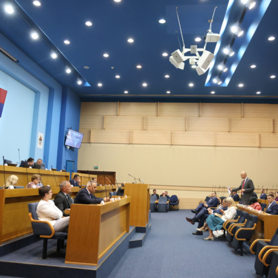 MUP RS: Uhapšen muškarac zbog lažne dojave o bombi u skupštini