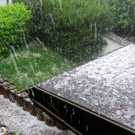 Spojili se nebo i zemlja: Snažno nevreme pogodilo Srbiju; Na ulicama potop, sručio se i grad FOTO/VIDEO