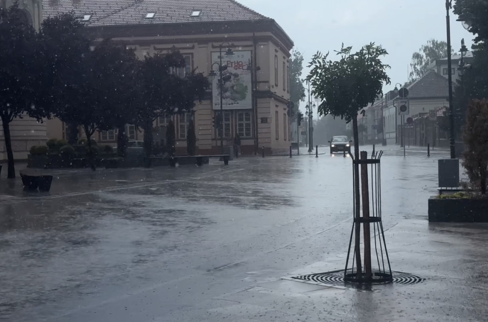 Mini-tornado u Čačku: Silovit vetar nosio limeni krov