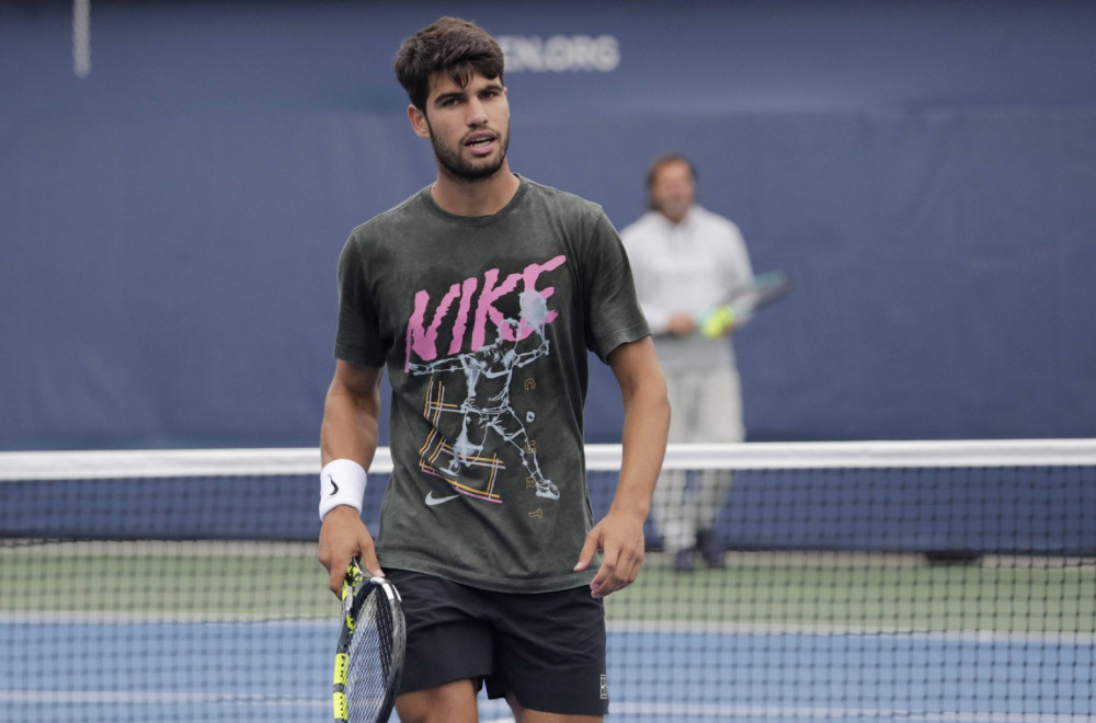 Alkaras ljut – upire prstom u kameru VIDEO