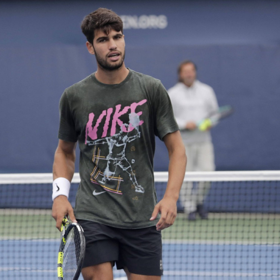 Alkaras ljut – upire prstom u kameru VIDEO