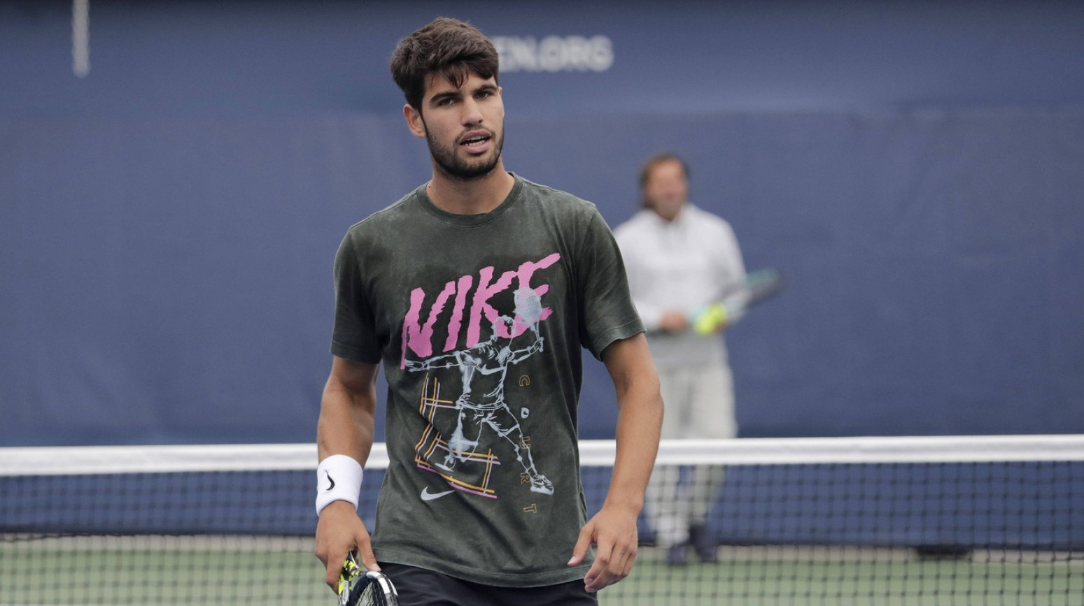 Alkaras ljut – upire prstom u kameru VIDEO