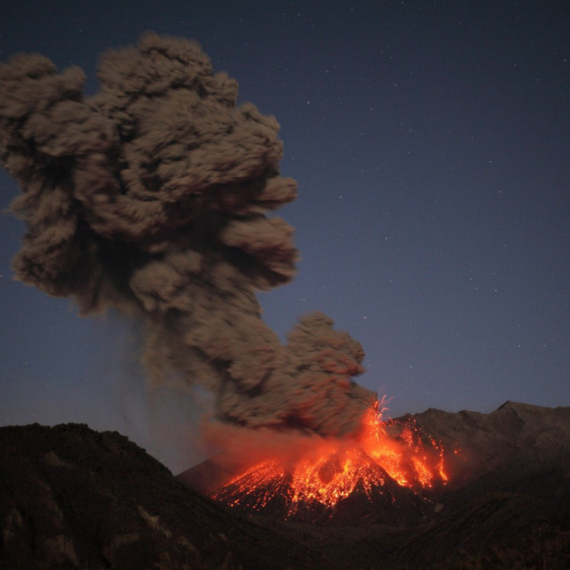 Pojavio se retki fenomen; Havajski vulkan u vatrenoj erupciji VIDEO