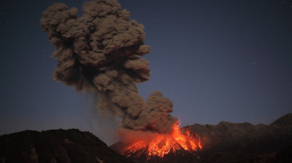Vulkan se "probudio": Kuljaju lava i pepeo, čule se eksplozije FOTO/VIDEO