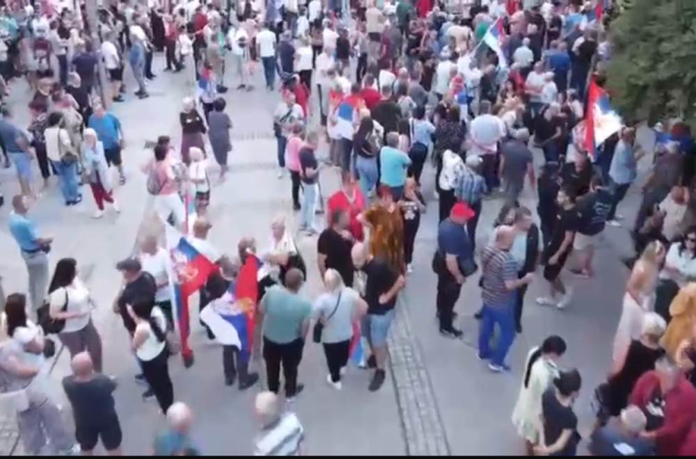 Veliki broj građana na ulicama Loznice: Pogledajte snimak dronom VIDEO