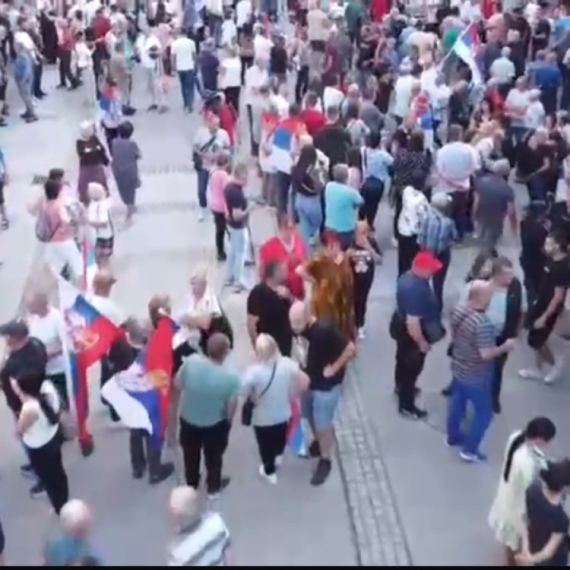 Veliki broj građana na ulicama Loznice: Pogledajte snimak dronom VIDEO