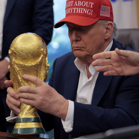 Javnost ponovo zabrinuta zbog Trampa: Viđen sa neobičnim flekama na rukama VIDEO