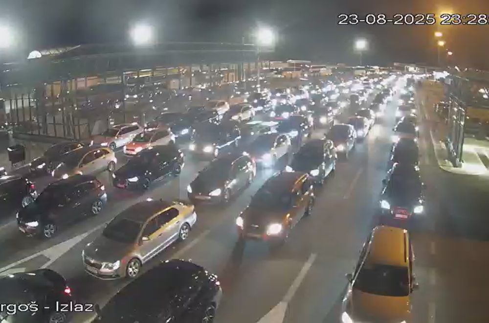 Kolaps na granicama: Kolone vozila u više traka; Vozila stoje satima FOTO