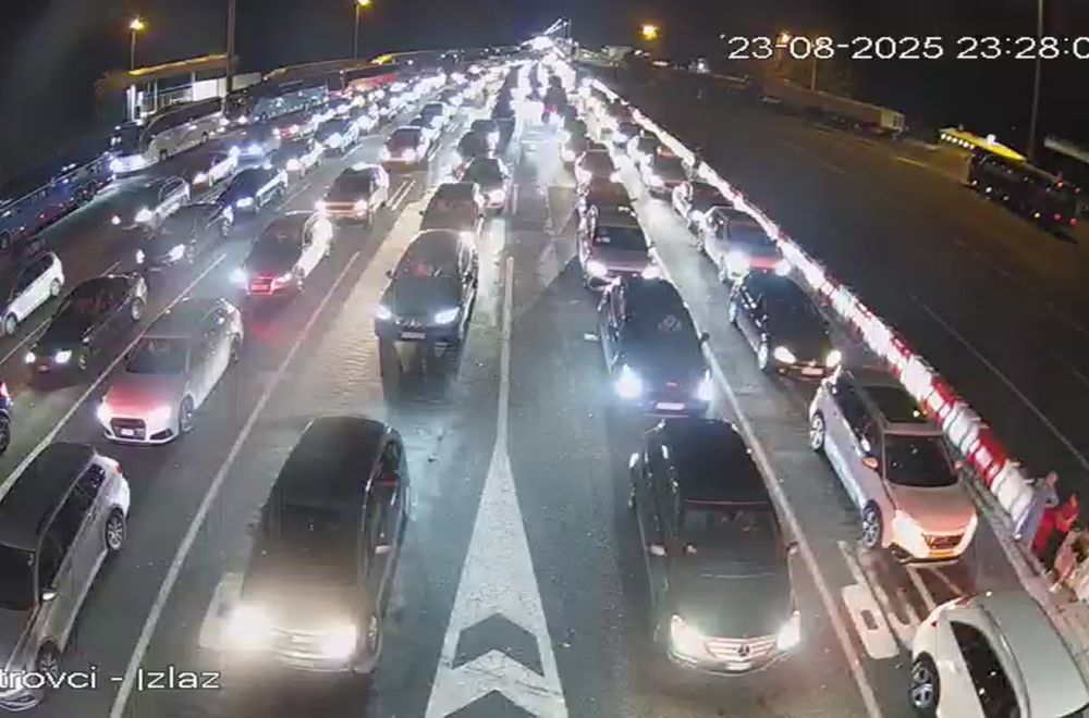 Kolaps na granicama: Kolone vozila u više traka; Vozila stoje satima FOTO
