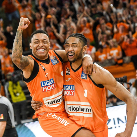 Šta bi bilo da su "branili" iste boje...