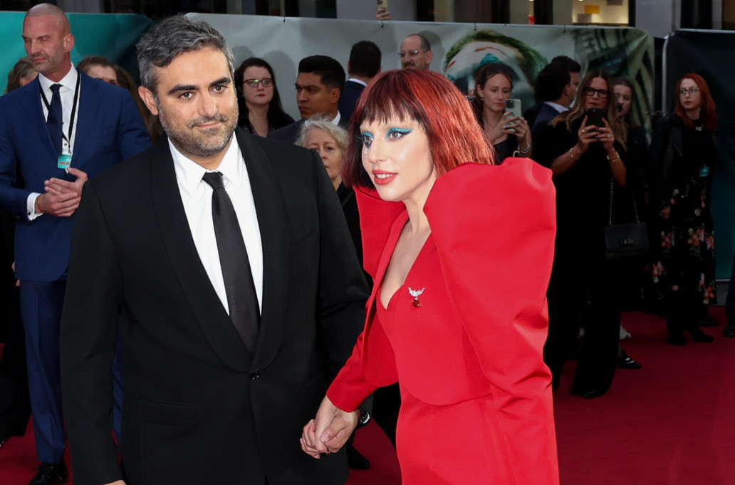 Lejdi Gaga plakala na sceni: Verenik je ostavio bez reči VIDEO