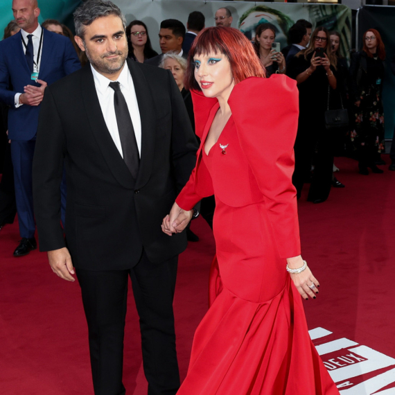 Lejdi Gaga plakala na sceni: Verenik je ostavio bez reči VIDEO