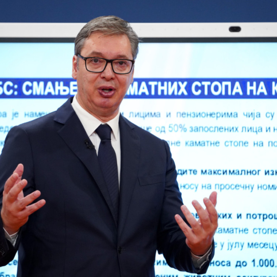 Ograničene cene, niže kamate, popusti za struju... Ovo je paket Vučićevih ekonomskih mera