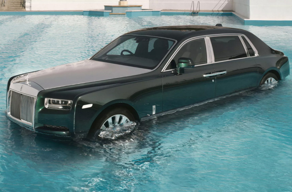 Rolls-Royce završio u bazenu kao omaž rok legendi FOTO/VIDEO