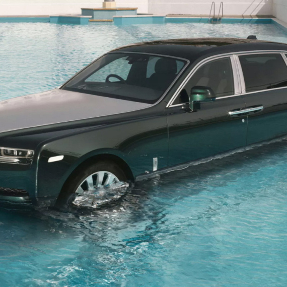 Rolls-Royce završio u bazenu kao omaž rok legendi FOTO/VIDEO