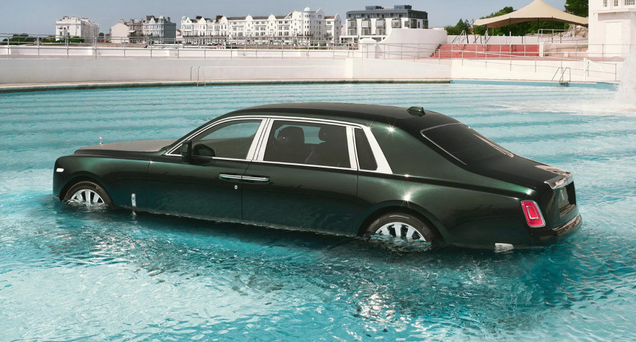 Rolls-Royce završio u bazenu kao omaž rok legendi FOTO/VIDEO