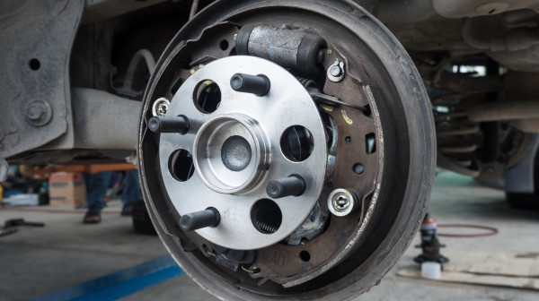 Zašto neki novi automobili i dalje imaju doboš kočnice pozadi?