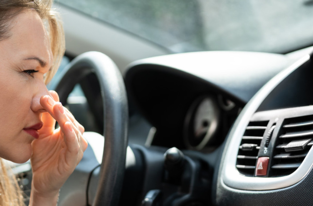 Zašto klima u autu smrdi na vlagu i buđ i kako da je očistite