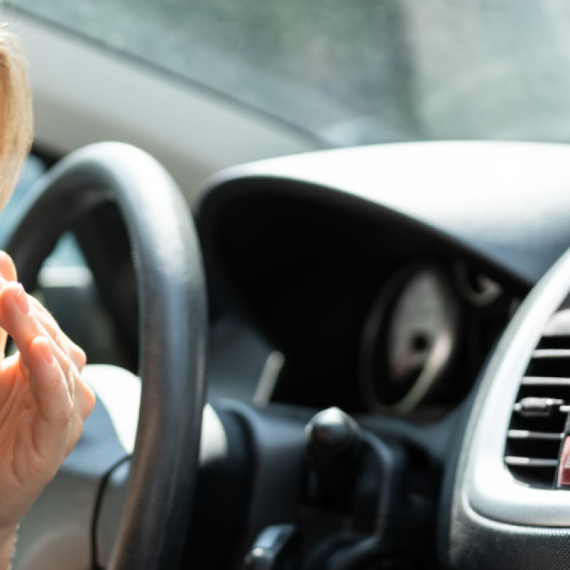 Zašto klima u autu smrdi na vlagu i buđ i kako da je očistite