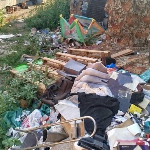 Čačanin od dvorišta napravio deponiju: Komunalci sve očistili FOTO