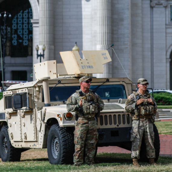 Gardista jedva živ, ali dao znak života; Novi detalji o pucnjavi kod Bele kuće