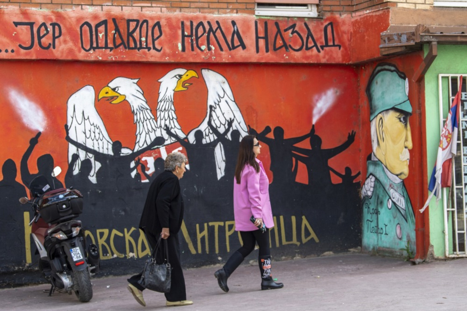 Leci sa pozivom na otpor osvanuli u severnom delu Kosovske Mitrovice FOTO