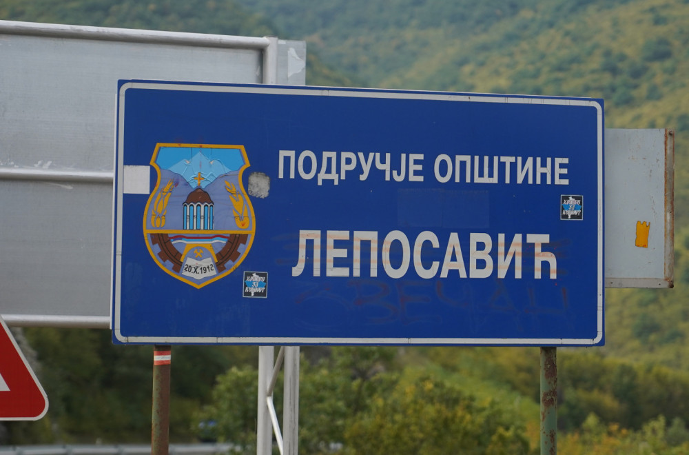 Prefarbani grafiti i murali u Leposaviću FOTO