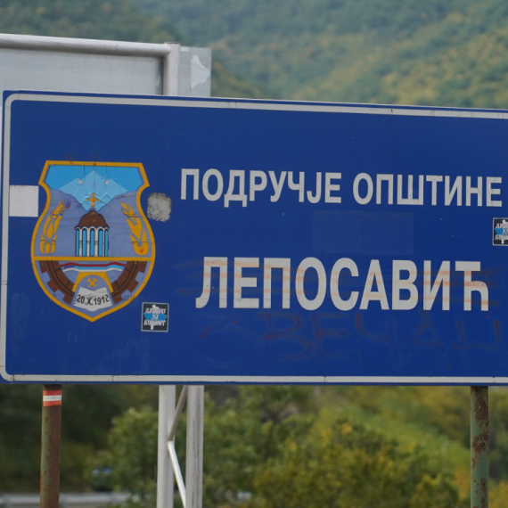 Prefarbani grafiti i murali u Leposaviću FOTO